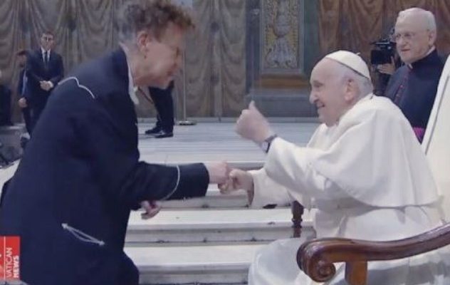 Распятие в стакане с мочой: папа Римский встретился с автором «бессмертного шедевра»
