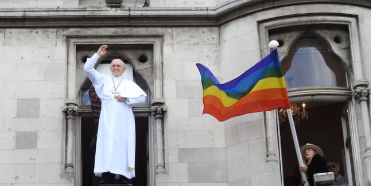 Ватикан разрешил трансам и гомосексуалам участвовать в католических обрядах