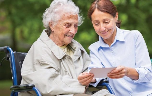 Как частный дом престарелых помогает с уходом за пожилым человеком