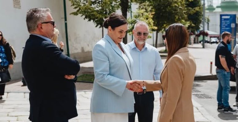 Сторонница теорий заговора Лора Лумер посетила Лавру при содействии властей Украины 