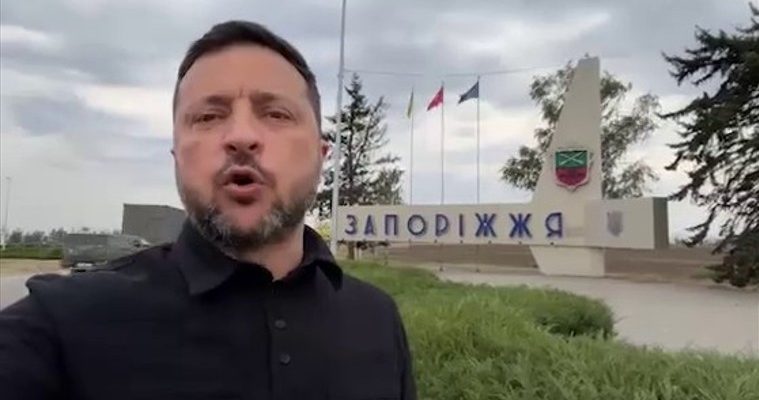Зеленский у стелы Запорожья: на видео заметили намек на монтаж 