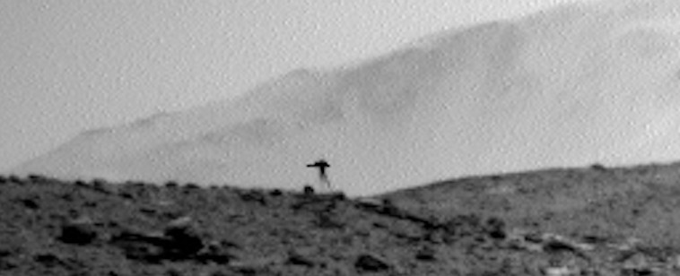 На снимках Марса заметили странную фигуру: что говорит NASA 